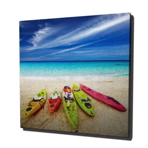 Rabatter Canvastavla 45x45 cm - Färgglada kajaker på en sandstrand vid havet Blå / Grön / Gul - Inredning