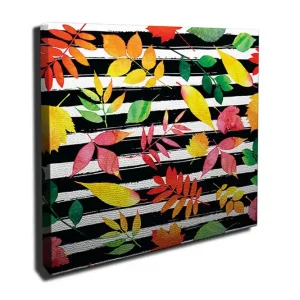 Rabatt Canvastavla 45x45 cm - Färgglada höstlöv på svart och vitt randigt bakgrund Röd / Grön / Gul - Inredning