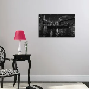 Snabb leverans Canvastavla 70x45 cm - Svartvit stadssilhuett med bro och båt på vattnet Svart / Vitt / Grått - Inredning
