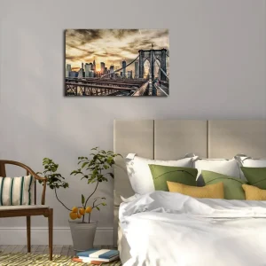 Canvastavla 70x45 cm - Storslagen vy över Brooklyn Bridge med en stadssilhuett i bakgrunden Guld / Grå / Blå - Inredning Sista chansen