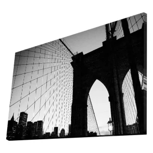 Snabb frakt Canvastavla 70x45 cm - Silhuett av Brooklyn Bridge mot en dramatisk himmel Svart / Grå - Inredning