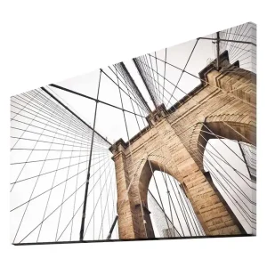 Handla nu Canvastavla 70x45 cm - Perspektiv av Brooklyn Bridge med fokus på brovalven och kablarna Beige / Svart / Vit - Inredning