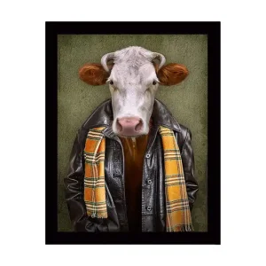 Begränsat antal Inramad Canvastavla i trä - 41x56 cm - Klädd ko med läderjacka och scarf - Inredning & dekor