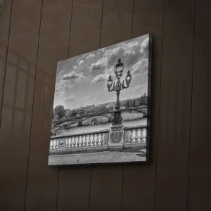 Canvastavla med LED-belysning 40x40 cm - Svartvit stadsbild med en elegant gatulampa vid en bro Svart / Vitt / Grått - Inredning Kampanjpris
