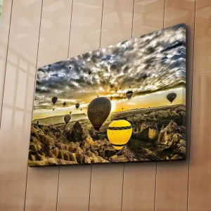 Canvastavla 70x45 cm - Flera färgglada luftballonger sväva över en dramatisk landskapsvy vid solnedgången Gul / Grå / Brun - Inredning Snabb leverans