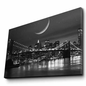 Canvastavla 70x45 cm - Svartvitt stadslandskap med en bro och en halvmåne över skyline Svart / Vitt / Grått - Inredning Sänkt pris