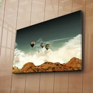 Endast idag Canvastavla 70x45 cm - Flera luftballonger sväva över en dramatisk himmel och berglandskap Mörkblå / Beige / Vit - Inredning