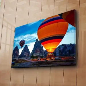 Canvastavla 70x45 cm - Färgglada luftballonger sväva över dramatiska klippor i en klar himmel Orange / Blå / Grå - Inredning I lager
