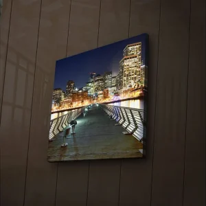 Canvastavla med LED-belysning 40x40 cm - Stadssilhuett vid natt med ljusreflektioner i vattnet Mörkblå / Grå / Orange - Inredning Kundfavorit