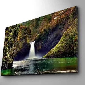 Canvastavla 70x100 cm - Vacker vattenfall som strömmar ner mellan gröna klippor i en naturskön miljö - Inredning & dekor Expressleverans