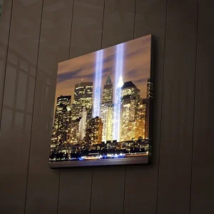 Canvastavla med LED-belysning 40x40 cm - Stadslandskap med ljusstrålar som symboliserar minnet av förlorade liv Guld / Blå / Svart - Inredning Outlet