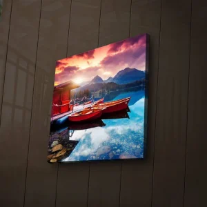 Canvastavla med LED-belysning 40x40 cm - Vacker sjöutsikt med röda båtar vid en brygga och majestätiska berg i bakgrunden Röd / Blå / Lila - Inredning I lager