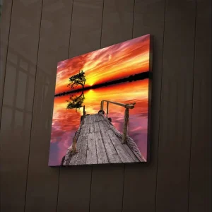 Canvastavla med LED-belysning 40x40 cm - Vacker solnedgång över en spegelblanka sjö med en träbrygga och en ensam trädtopp Orange / Rosa / Grön - Inredning Extra rabatt