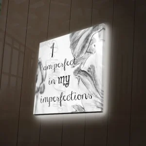 Canvastavla med LED-belysning 28x28 cm - Inspirerande citat om att vara perfekt i sina imperfektioner Svart / Grå / Vit - Inredning Köp nu