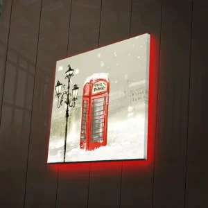 Canvastavla med LED-belysning 28x28 cm - Röd telefonkiosk i snöigt vinterlandskap Röd / Grå / Vit - Inredning Kundfavorit