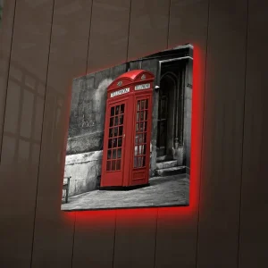 Canvastavla med LED-belysning 28x28 cm - Röd telefonkiosk mot en svartvit bakgrund Röd / Grå / Svart - Inredning Köp online