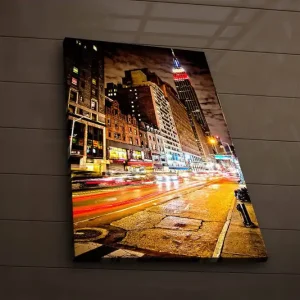 Begränsad tid Canvastavla med LED-belysning 70x45 cm - Livlig stadsbild med rörelse och ljusspel från trafik och byggnader Mörkblå / Orange / Röd - Inredning