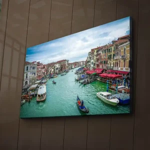 Köp online Canvastavla med LED-belysning 45x70 cm - Vacker kanal med färgglada byggnader och båtar i Venedig Grön / Röd / Blå - Inredning