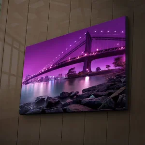Canvastavla med LED-belysning 45x70 cm - Ljuslila bro som sträcker sig över en stilla vattenyta Ljuslila / Mörkgrå / Svart - Inredning Lågt pris