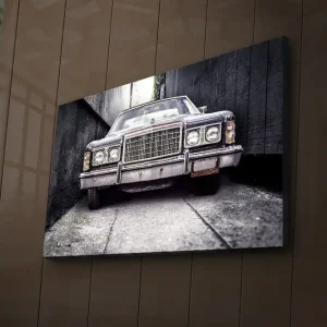 Canvastavla med LED-belysning 45x70 cm - Sliten bil i en smal gränd Grå / Svart / Silver - Inredning Extra rabatt