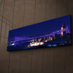 Canvastavla med LED-belysning 30x90 cm - Nattlig stadsbild med en upplyst bro och historiska byggnader Mörkblå / Lila / Vit - Inredning Lågt pris