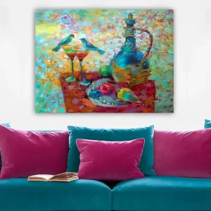 Bästa pris Canvastavla 70x100 cm - Färgglad stillhet med en karaff, två glas och frukter på ett bord, omgiven av fåglar - Inredning & dekor