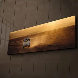Billig Canvastavla med LED-belysning 30x90 cm - Färgstark landskapsvy med en bil som kör på en grusväg Guld / Brunt - Inredning