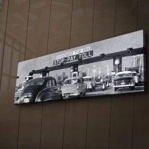 Canvastavla med LED-belysning 30x90 cm - Vintage trafikscen vid en betalstation Svart / Vitt / Grått - Inredning Rabatt