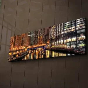 Canvastavla med LED-belysning 30x90 cm - Nattlig stadsbild med reflektioner i vattnet Guld / Blå / Svart - Inredning I lager