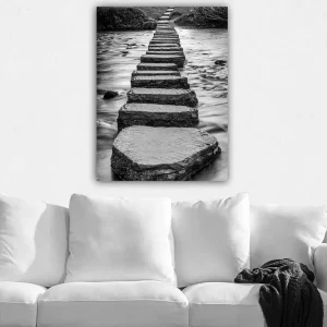 Snabb frakt Canvastavla 70x100 cm - Svartvit bild av stenar som bildar en väg över vattenytan - Inredning & dekor