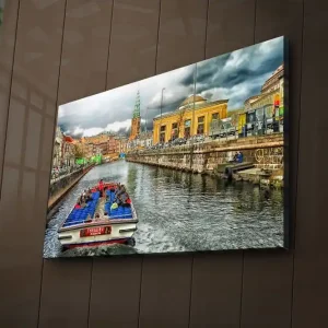 Erbjudande Canvastavla med LED-belysning 45x70 cm - Båttur längs en stadskanal med färgglada byggnader i bakgrunden Grön / Blå / Gul - Inredning