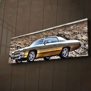 Canvastavla med LED-belysning 30x90 cm - Klassisk bil i en rustik miljö Guld / Svart / Silver - Inredning Reapris