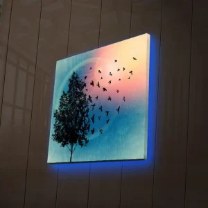 Handla nu Canvastavla med LED-belysning 40x40 cm - Silhuett av ett träd med svävande fåglar mot en färgglad bakgrund Blå / Rosa / Grön - Inredning