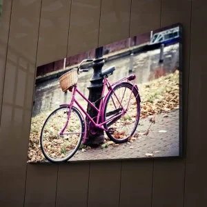 Canvastavla med LED-belysning 45x70 cm - Rosa cykel med korg vid en gatlykta Rosa / Brun / Grå - Inredning I lager