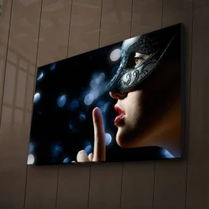 Expressleverans Canvastavla med LED-belysning 45x70 cm - Mystisk kvinna med mask som gör tystnadsgest Svart / Hudton / Röd - Inredning