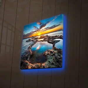 Canvastavla med LED-belysning 40x40 cm - Vacker solnedgång över klippiga kuster med reflektioner i vattnet Blå / Orange / Turkos - Inredning Beställ nu