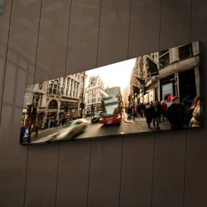 Fynd Canvastavla med LED-belysning 30x90 cm - Livlig stadsbild med rörelse och människor på en gata Röd / Beige / Grön - Inredning