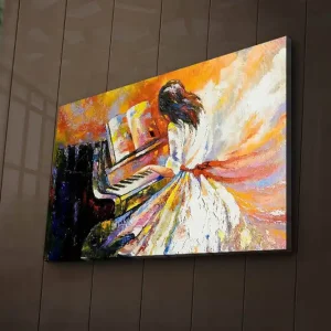 Endast idag Canvastavla med LED-belysning 45x70 cm - Kvinna i vit klänning som spelar piano med färgstarka, abstrakta bakgrunder Orange / Vit / Svart - Inredning