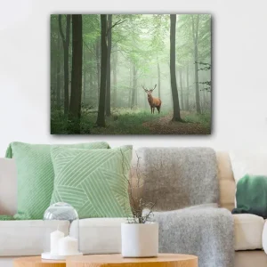 Canvastavla 70x100 cm - Majestätisk älg står stolt i en dimmig skog omgiven av gröna träd - Inredning & dekor Billig