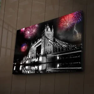 Beställ nu Canvastavla med LED-belysning 45x70 cm - Fyrverkerier över Tower Bridge i svartvitt Svart / Röd / Blå - Inredning