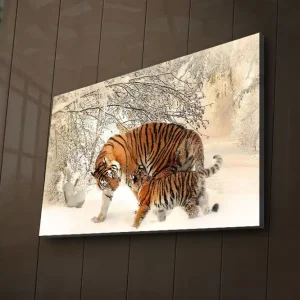 Fynd Canvastavla med LED-belysning 45x70 cm - Tigrar som leker i snön Orange / Vit / Svart - Inredning