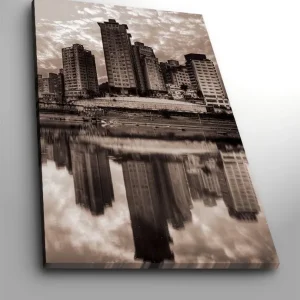 Canvastavla 70x100 cm - Svartvit stadssilhuett med höga byggnader reflekterade i vattnet - Inredning & dekor Köp nu