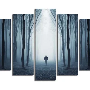 Stor Canvastavla i 5 delar 105x70 cm - Ensam figur som går genom en dimmig skog Mörkblå / Grå / Svart - Inredning Köp online