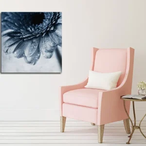 Beställ nu Canvastavla 45x45 cm - Närbild av en blomma med vattendroppar på kronbladen - Inredning & dekor