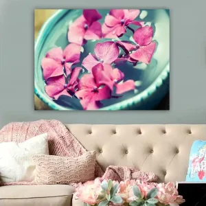 risnedsättning Canvastavla 70x100 cm - Vackra rosa blommor som flyter i en turkos skål - Inredning & dekor