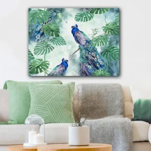 Canvastavla 70x100 cm - Två påfåglar som sitter bland gröna växter i en livfull och färgglad miljö - Inredning & dekor Begränsad tid