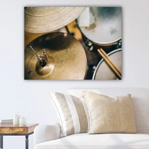 Billigare Canvastavla 70x100 cm - Närbild av ett set med trummor och cymbaler - Inredning & dekor
