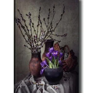 Utförsäljning Canvastavla 70x100 cm - Vacker stilleben med lila blommor i en svart kruka omgiven av grenar och keramik - Inredning & dekor