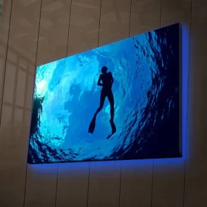 Canvastavla med LED-belysning 45x70 cm - Silhuett av en dykare i klart blått vatten Mörkblå / Ljusblå - Inredning Premium