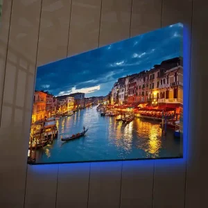 Erbjudandepris Canvastavla med LED-belysning 45x70 cm - Vacker vy över en kanal i Venedig med upplysta byggnader vid vattnet Blå / Orange / Grön - Inredning